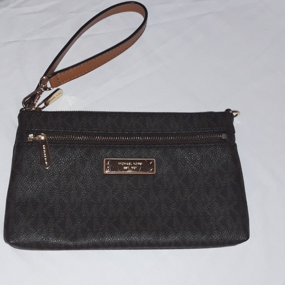 Michael Kors Handbags - Michael Kors Jet Set Wristlet